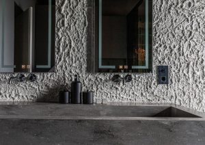 stilingas vonios kambario interjeras | dekoratyvinė sienų apdaila ETNA
